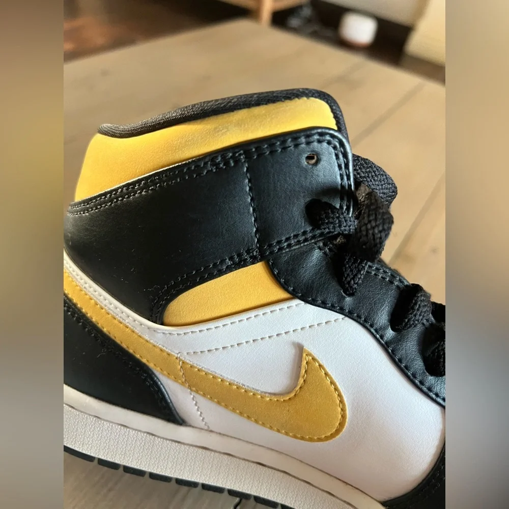 Air Jordan’s mids 1 white pollen BLK university Gold Sneakers Size 9.5
